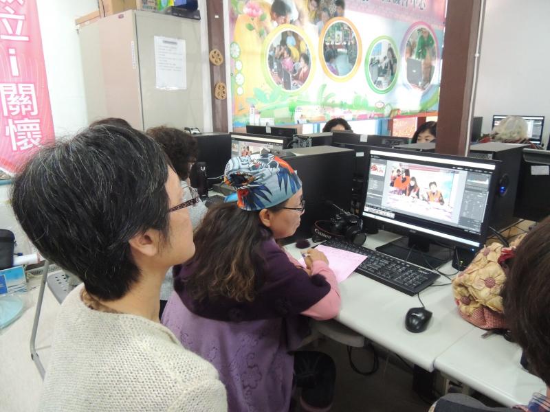 老師利用天穿當天拍攝的照片，講解學員拍攝的優缺點。