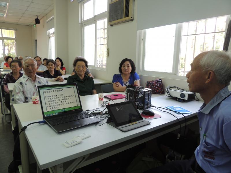 教導長青活力站的長輩們操作平板的應用