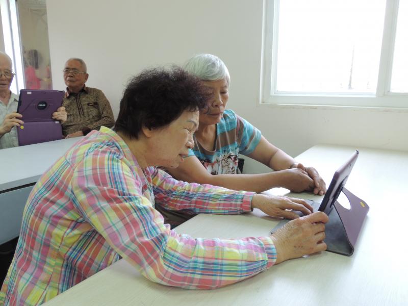 民眾互相操作練習