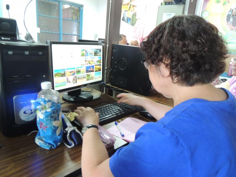 利用PhotoCap的軟體教導民眾設計馬克杯的底圖