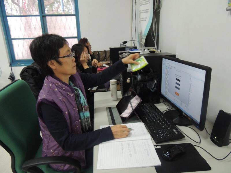 講師教導民眾如何安裝及移除防毒軟體的設定