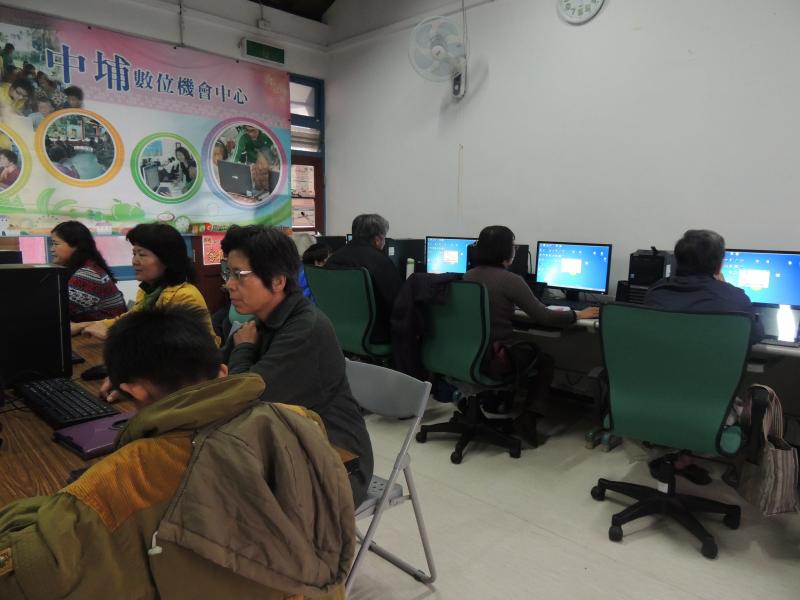 民眾認真聆聽老師上課的講解