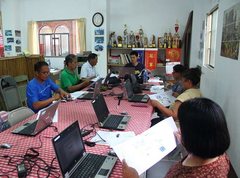 泰安DOC開設行動分班，帶著筆電前進部落教導學員利用關鍵字進行網路搜尋。