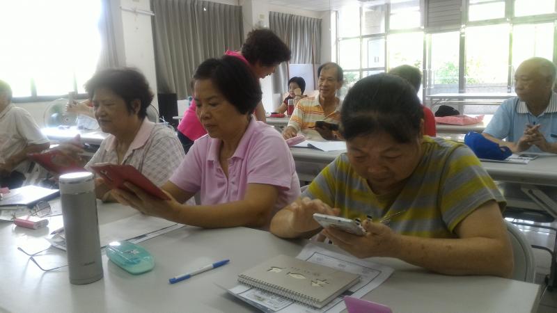 和美社區民眾熱衷的想學習手機的應用