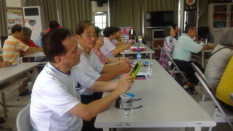 教民眾利用手機觀看youtube影音欣賞及下載。