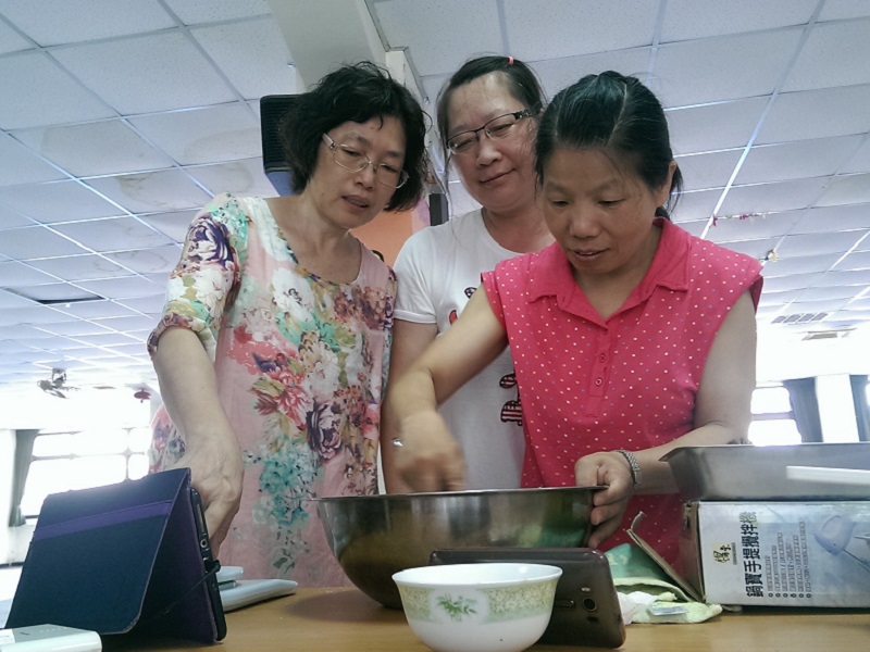 三灣的婦女學員們一起圍起來製作糕點