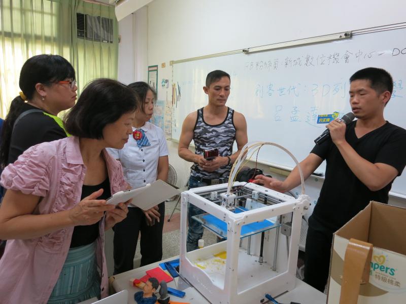 講師介紹3D列印機器原理及印製方式