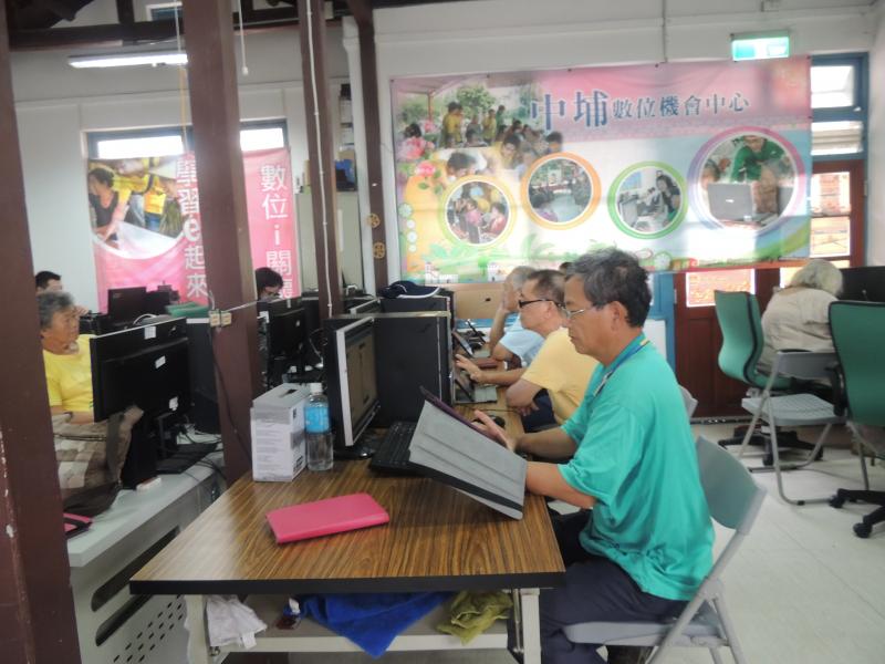 學員下載小影程式利用照片加入文字排版製作