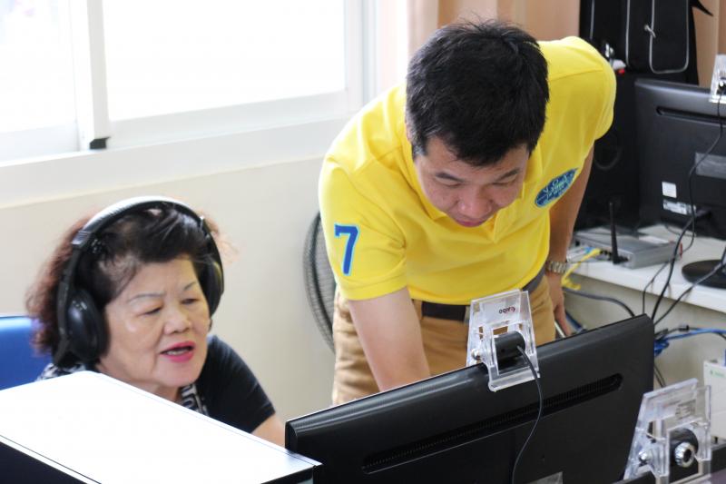 老師指導學員中