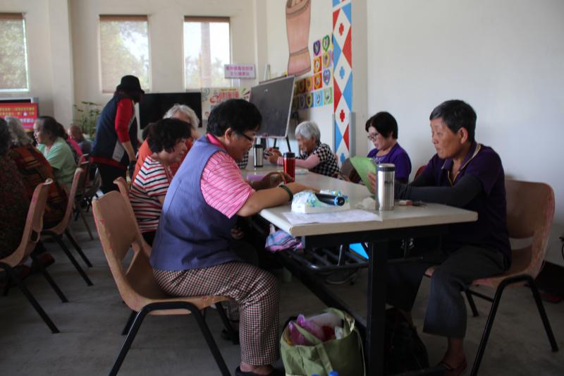 學員練習操作平板