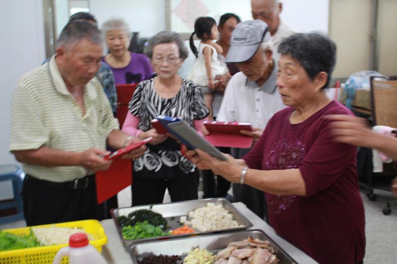 學員用平板練習拍照