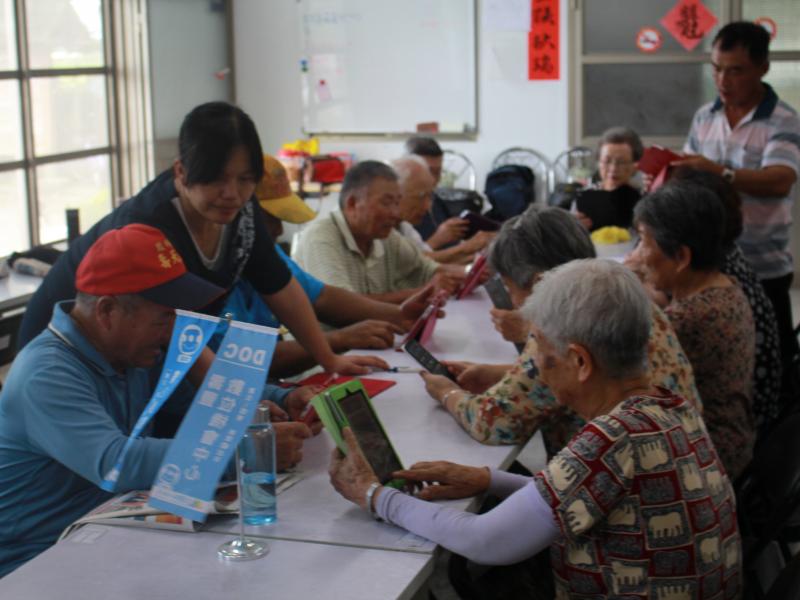 講師指導學生使用smart裝置