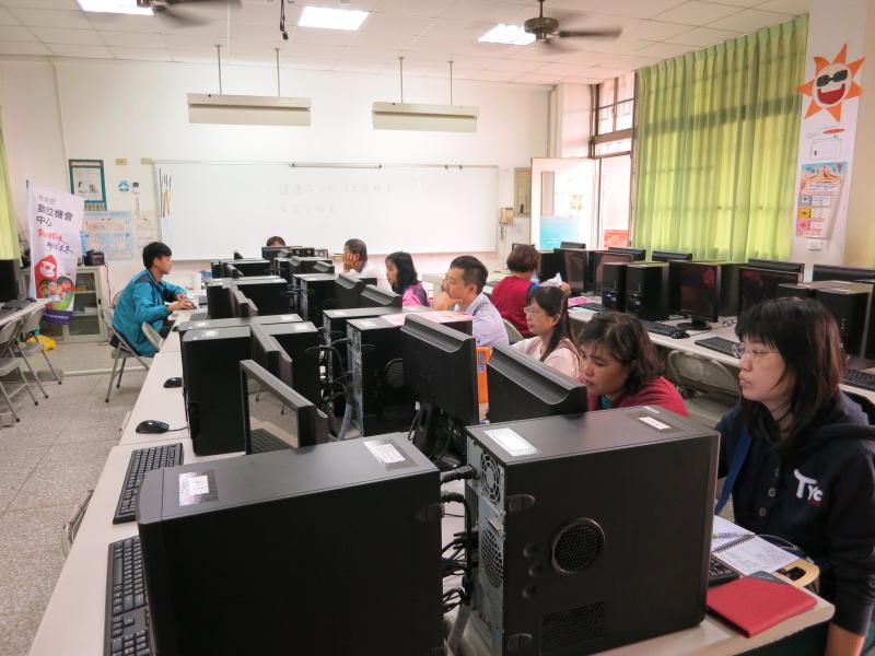 北埔附近的婦女來DOC教室學習數位課程