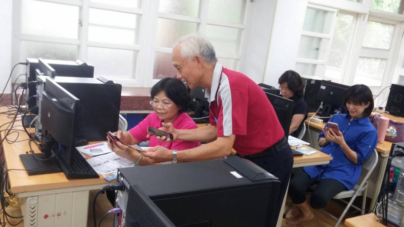 講師指導學員下載防災APP，學員實作中。