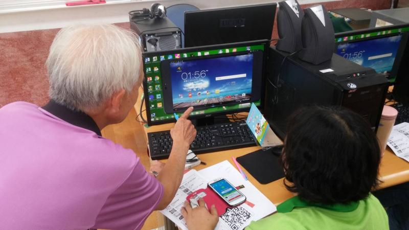 講師把平板畫面傳到電腦，讓學員可以照著講師步驟學習。