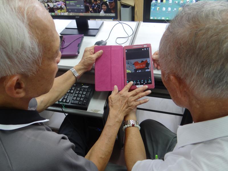 拍好的照片，講師一旁指導學員如何修圖，讓畫面更精美。