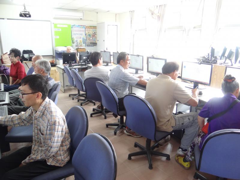 網路行銷-GOOGLE表單課程開始，學員悉心聽課。