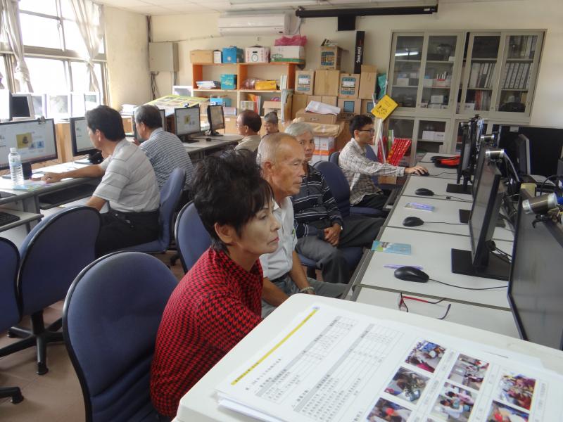 學員實作表單練習，大家都很認真。