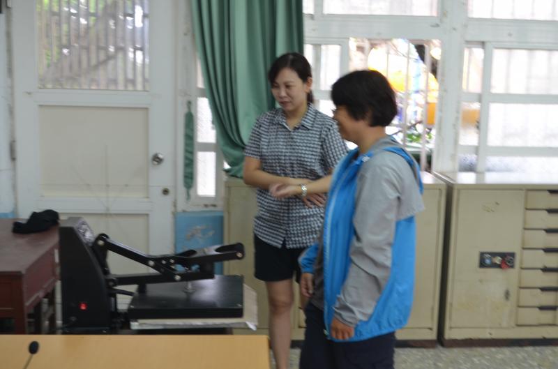 學員將編輯好的相片輸出，並轉印至枕套上