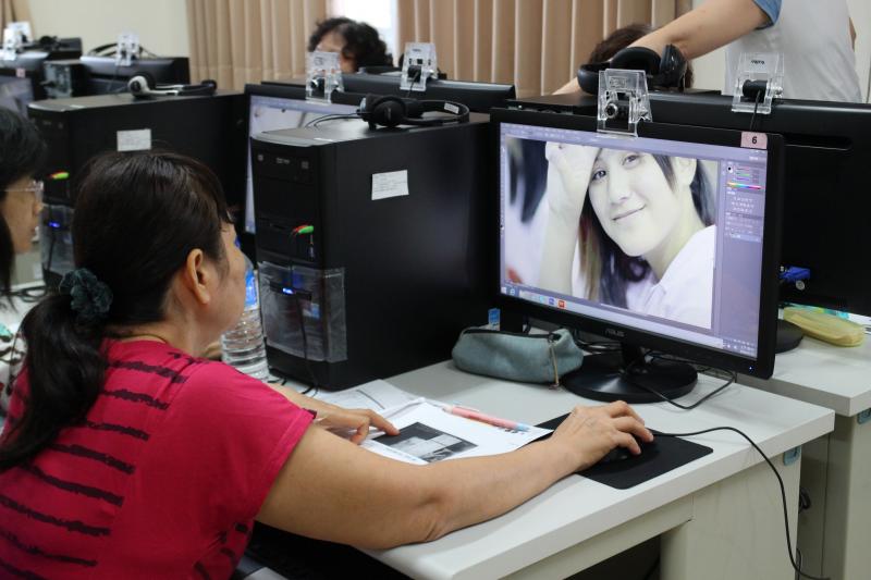 學員動手練習修圖