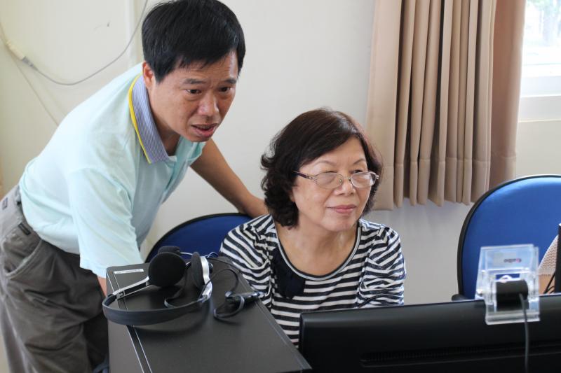 講師協助學員操作