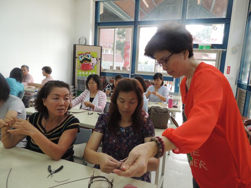 學員互相指導協助手提捆綁