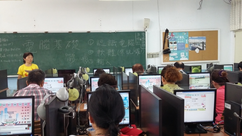 老師在課堂上介紹電腦