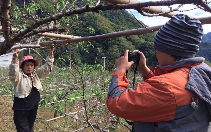 「歌聲裡的故事 — 影片創作剪輯」課堂上老師與同學討論畫面內容，學員正在進行拍攝。