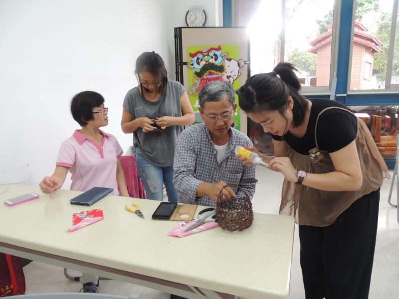 老師協助學員如何拍攝