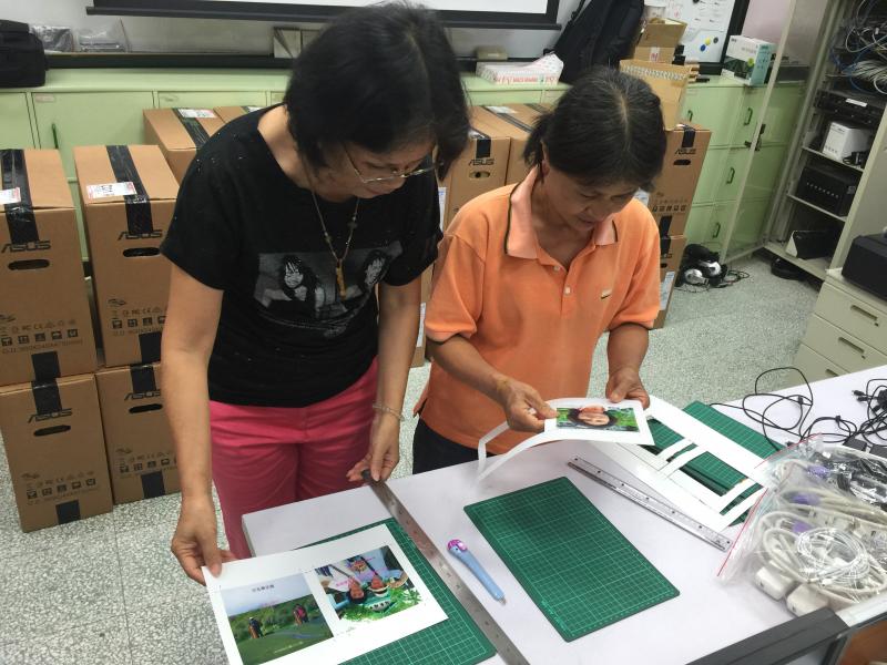 學員自己動手製作光碟盒封面。