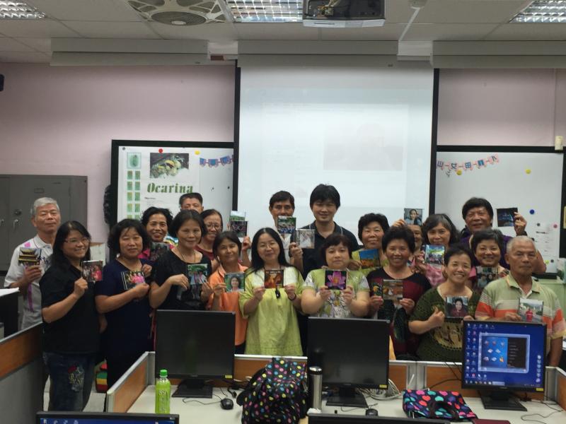 學員拿著自己設計的光碟盒成品與老師大合照。