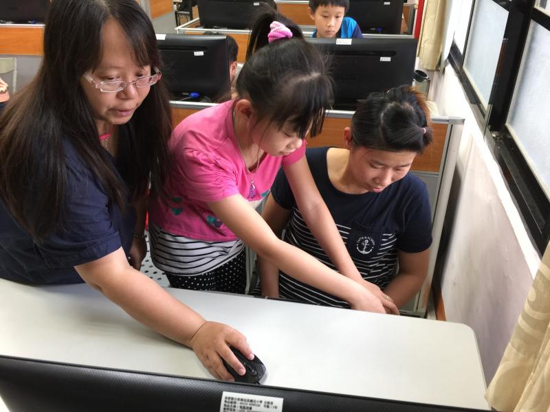 助教協助新住民學員如何匯入全部檔案並進行剪輯。