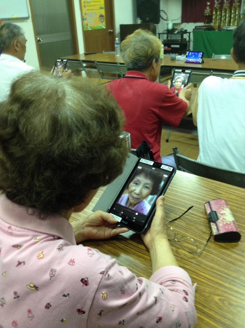 下載APP玩美相機，讓學員們拍的更美，修容大師讓大家更年輕。