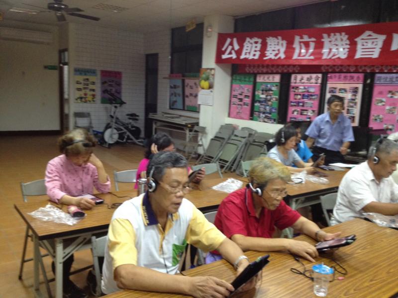 利用平板APP下載卡拉ok來聽歌、唱歌，並嚐試讓學員接耳機來體驗不同的視聽效果。