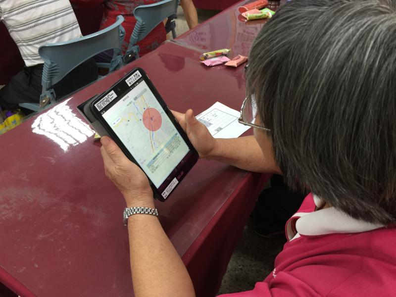 學員利用平板APP下載「健保快易通」查詢服務據點。