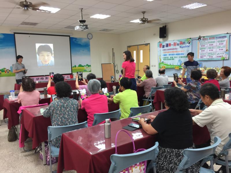 下載APP玩美相機，讓學員們拍的更美，修容大師讓大家更年輕。