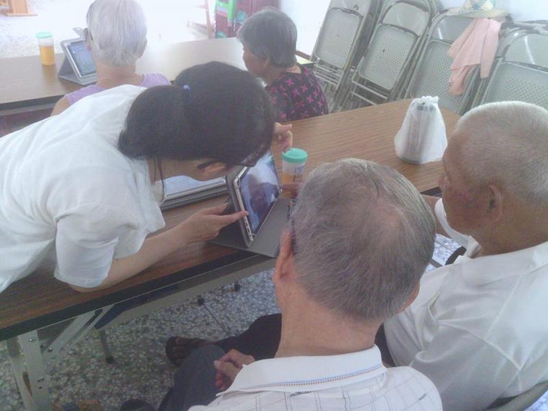 長輩認真學習