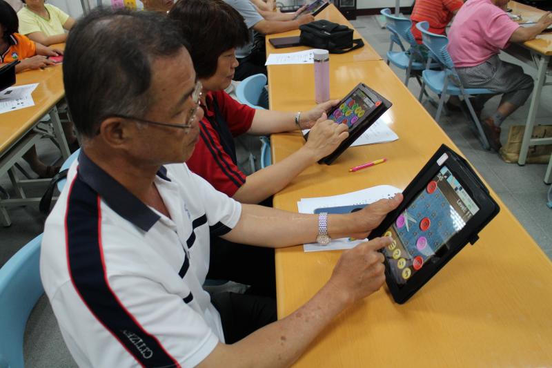 東角社區學員學習利用手機遊戲軟體手勢操作