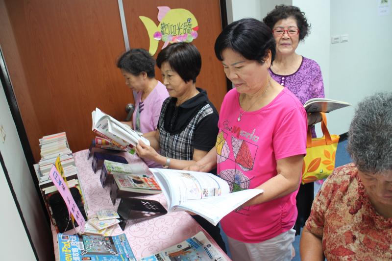 現場也有介紹相關高齡資訊學習的書籍推廣