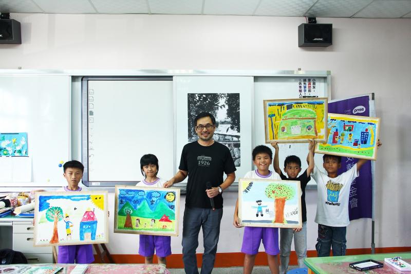 老師引導小學員畫出印象中小時候的童年，還指導學員上色，並讓小學員上台分享自己的畫作。