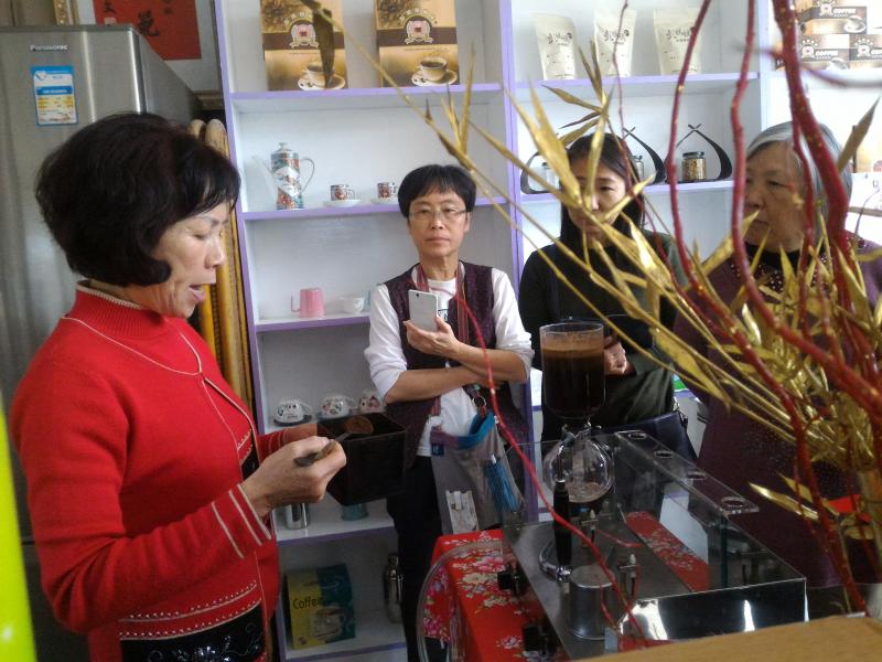 園區老板說明咖啡的沖泡過程