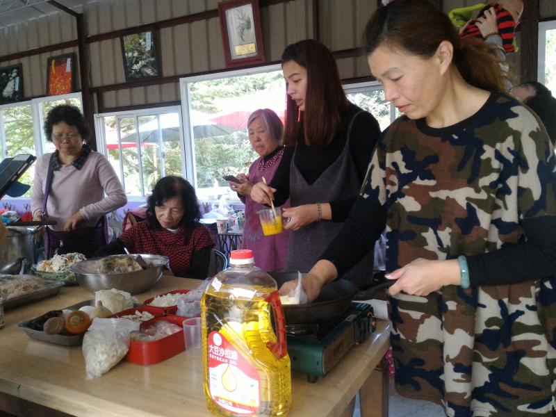 講師準備料理食材讓學員利用愛料理app編輯料理過程