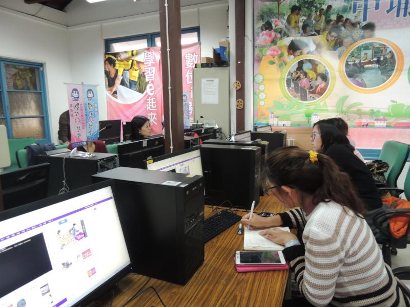 學員專心做筆記