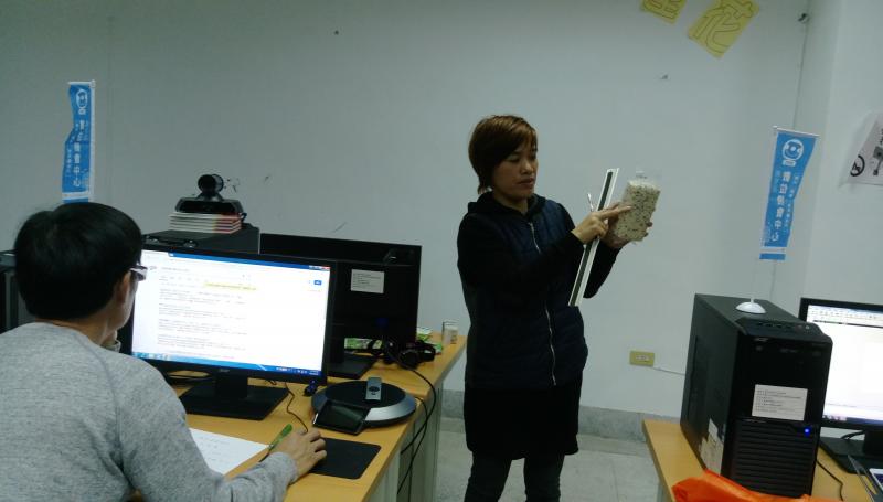 示範商品修圖流程、學員開心的學習數位應用