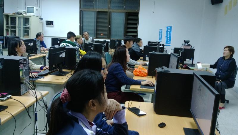 講師與學員上課畫面