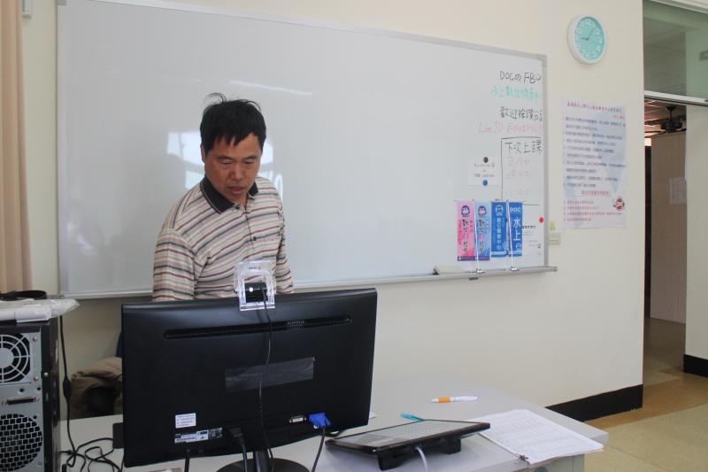 黃智勇老師認真的講課