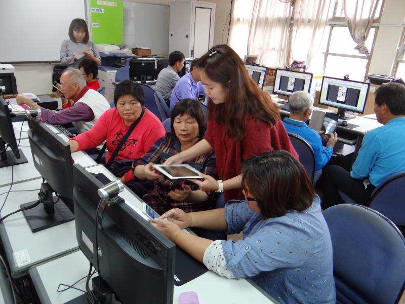 轉印課程開始，講師逐步講解，學員們悉心聽課。