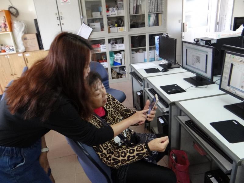 利用手機合成照片，為轉印前置作業。