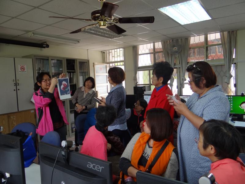 講師指導學員轉印步驟。