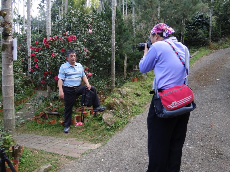 學員至行動DOC-山茶花之家，練習拍照取景。